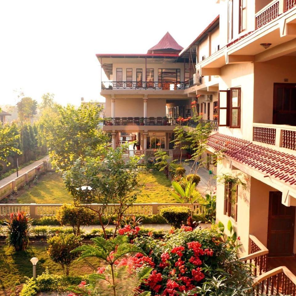Hotel Royal Safari Sauraha Exteriér fotografie