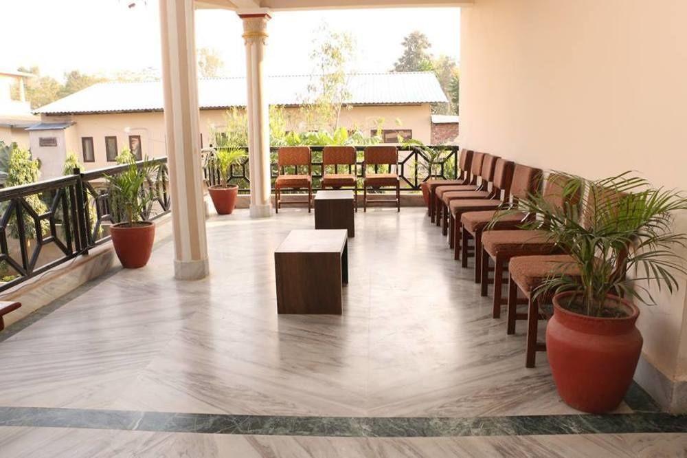 Hotel Royal Safari Sauraha Exteriér fotografie