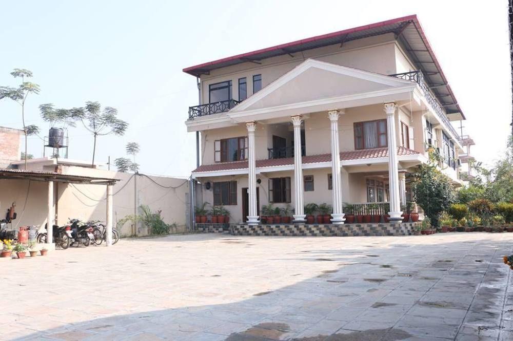 Hotel Royal Safari Sauraha Exteriér fotografie