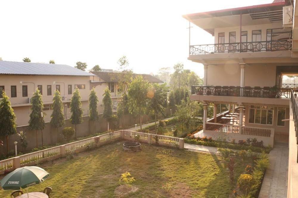 Hotel Royal Safari Sauraha Exteriér fotografie