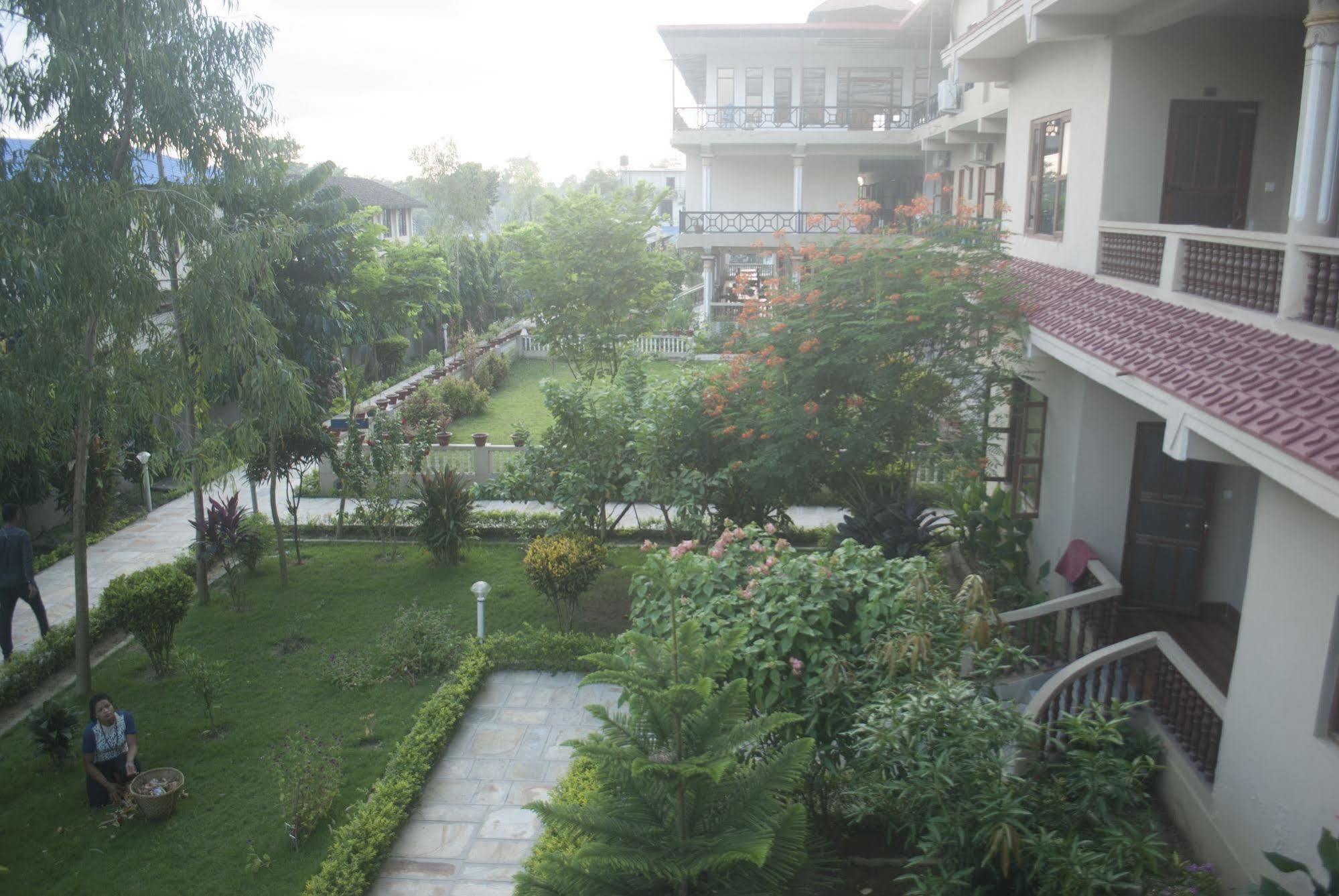 Hotel Royal Safari Sauraha Exteriér fotografie
