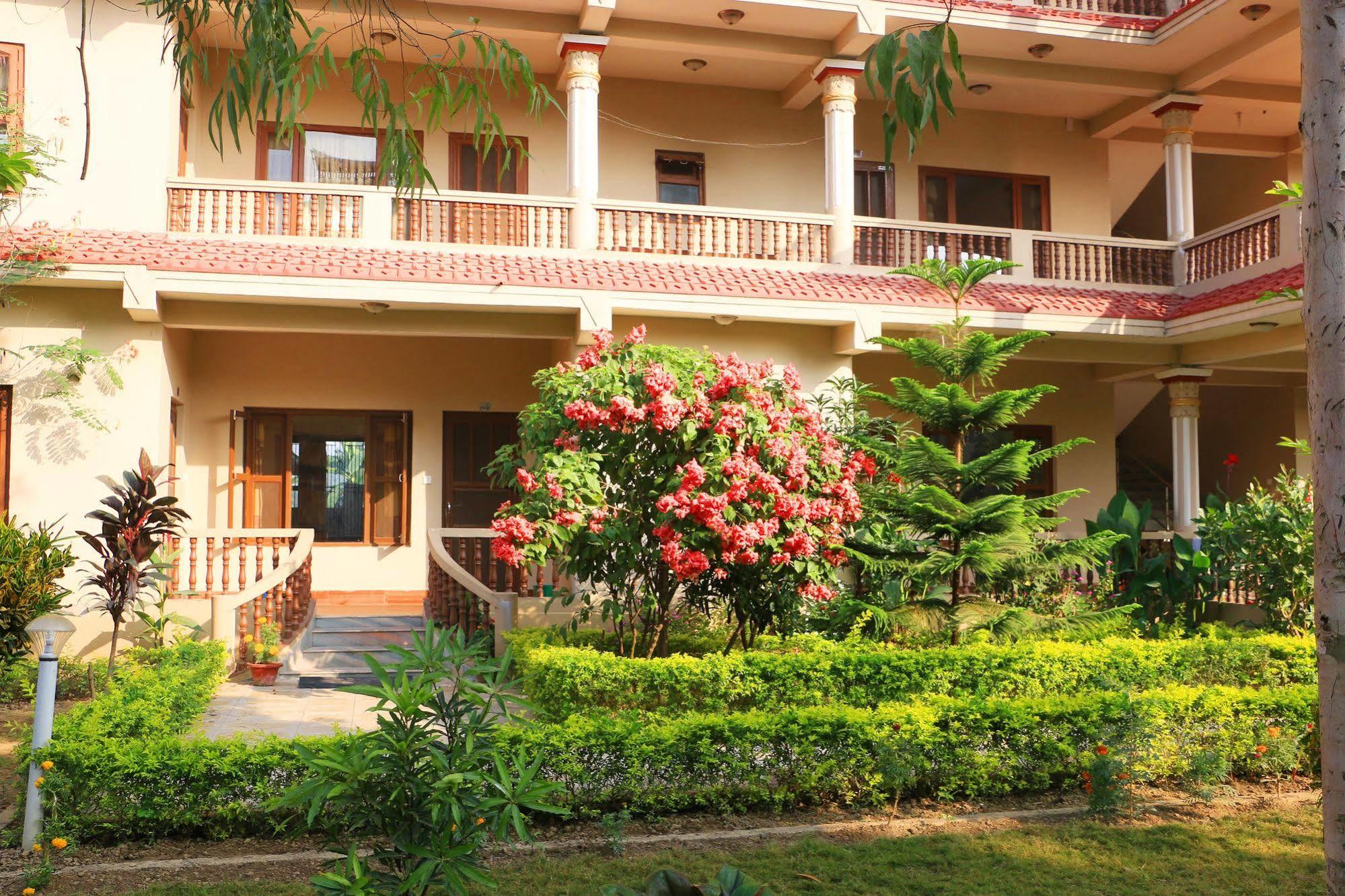 Hotel Royal Safari Sauraha Exteriér fotografie