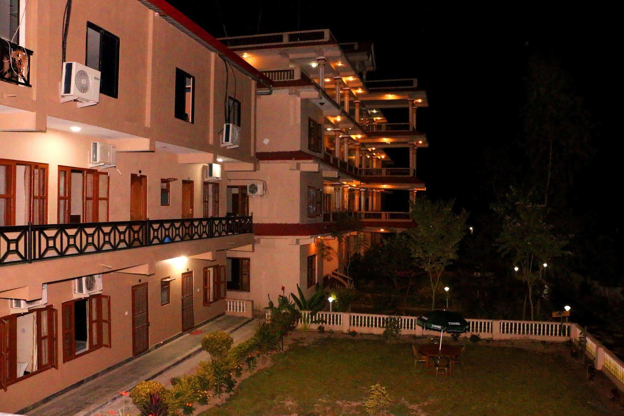 Hotel Royal Safari Sauraha Exteriér fotografie