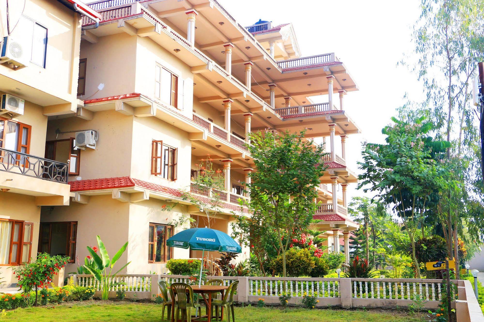 Hotel Royal Safari Sauraha Exteriér fotografie