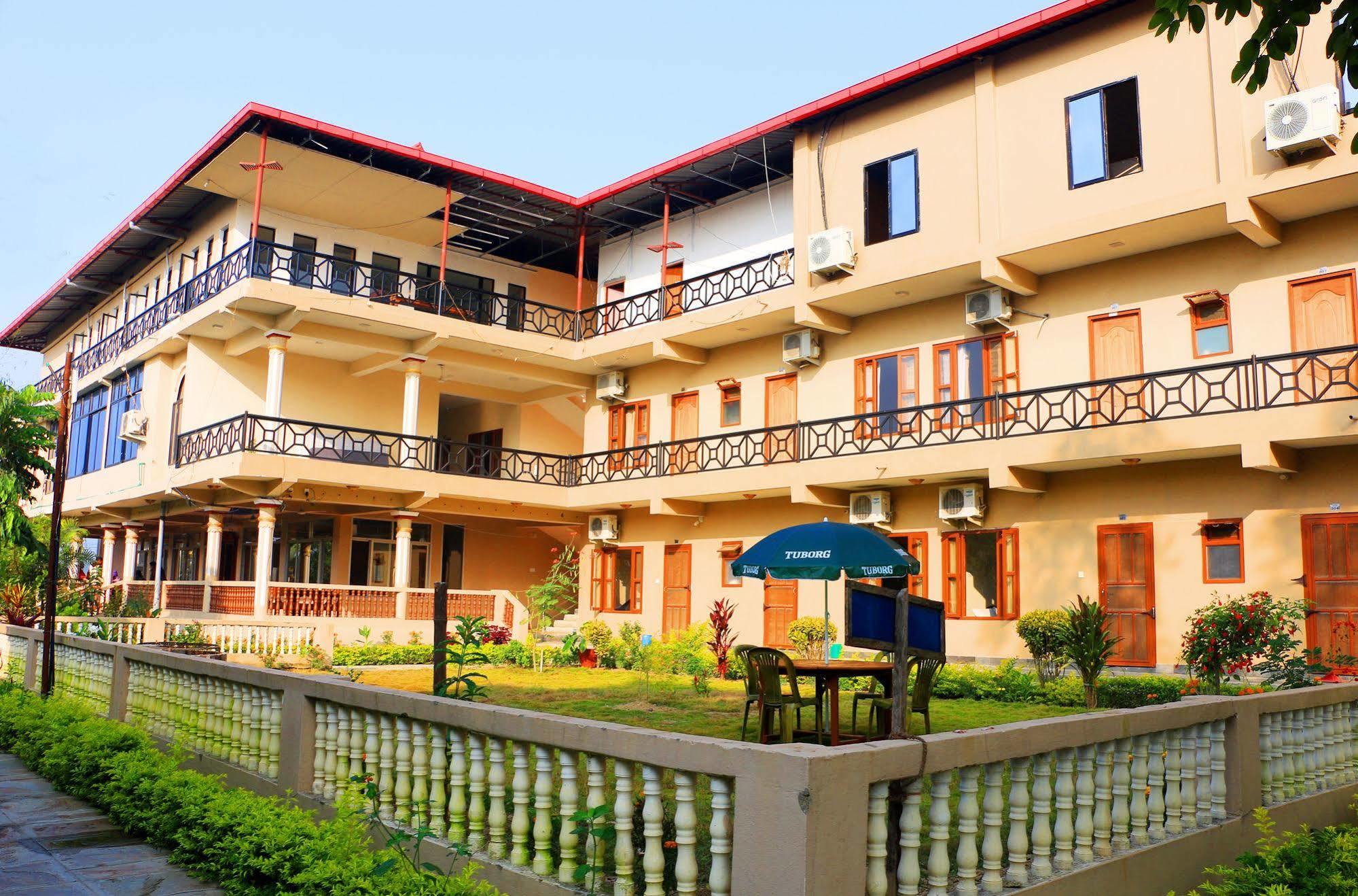 Hotel Royal Safari Sauraha Exteriér fotografie