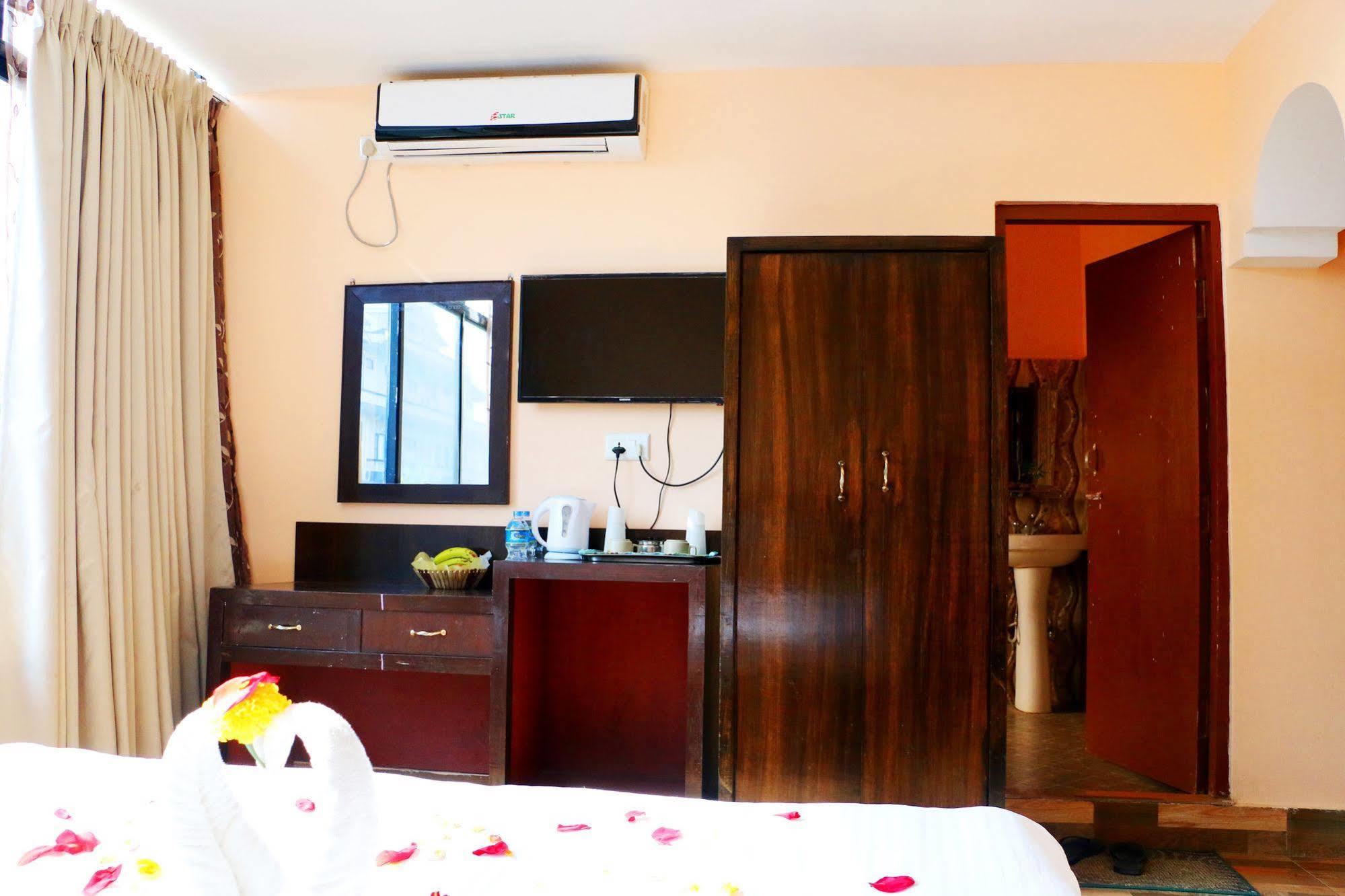 Hotel Royal Safari Sauraha Exteriér fotografie