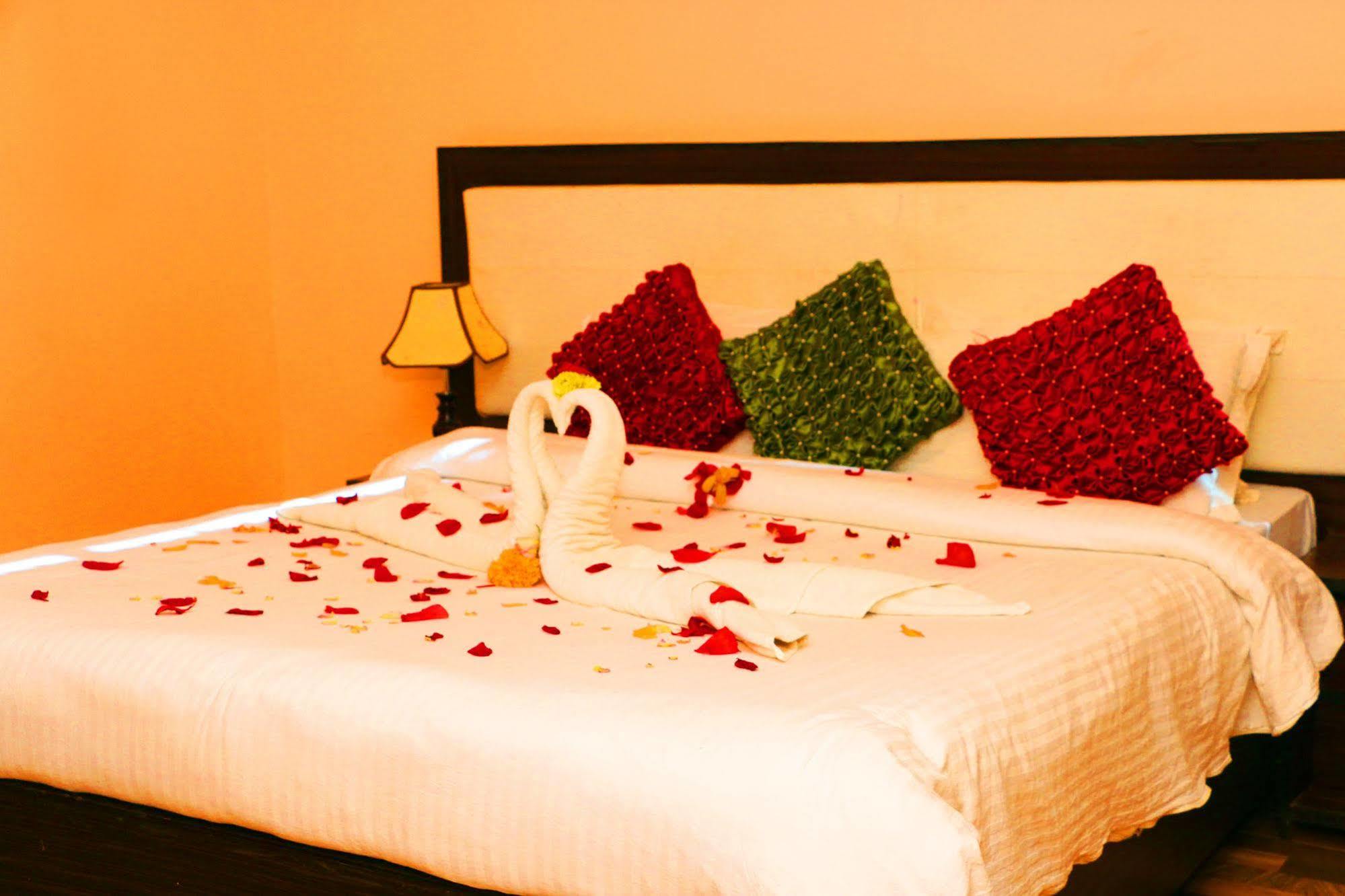 Hotel Royal Safari Sauraha Exteriér fotografie